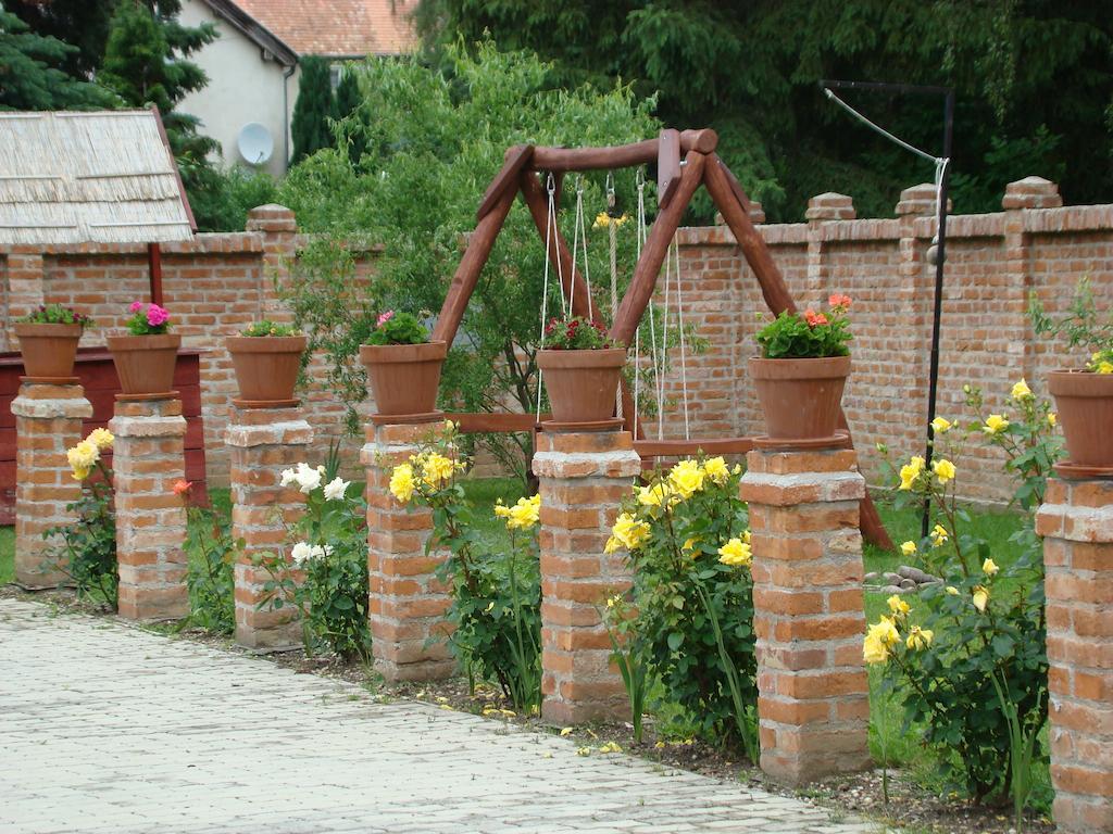 Emanapartmanok Sarvar Bagian luar foto